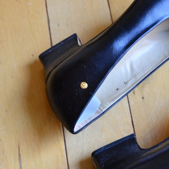 Vintage Etienne Aigner Madrid Leather Heels in Classic Black Size 9 - Picture 10 of 13